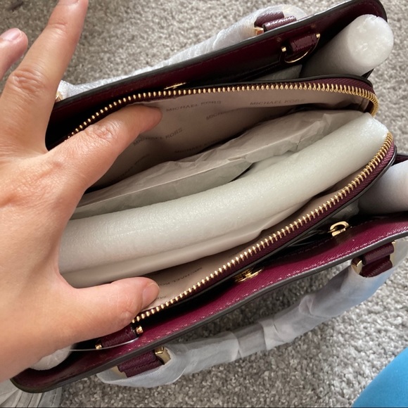 Michael Kors Savannah Small Satchel NWT crossbody - Picture 10 of 10